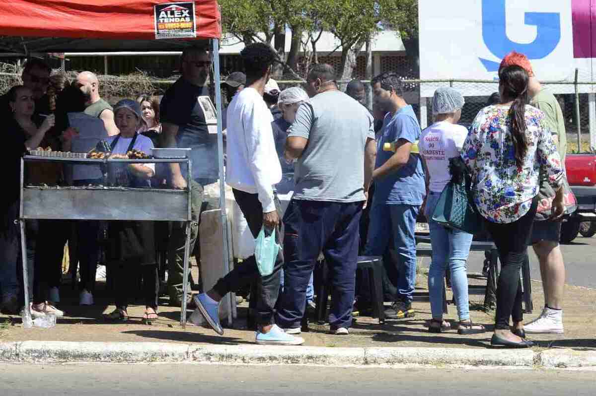 Candidatos do CNU almoçam nas barraquinhas ao lado do UniCeub após encerramento do 1º bloco da prova