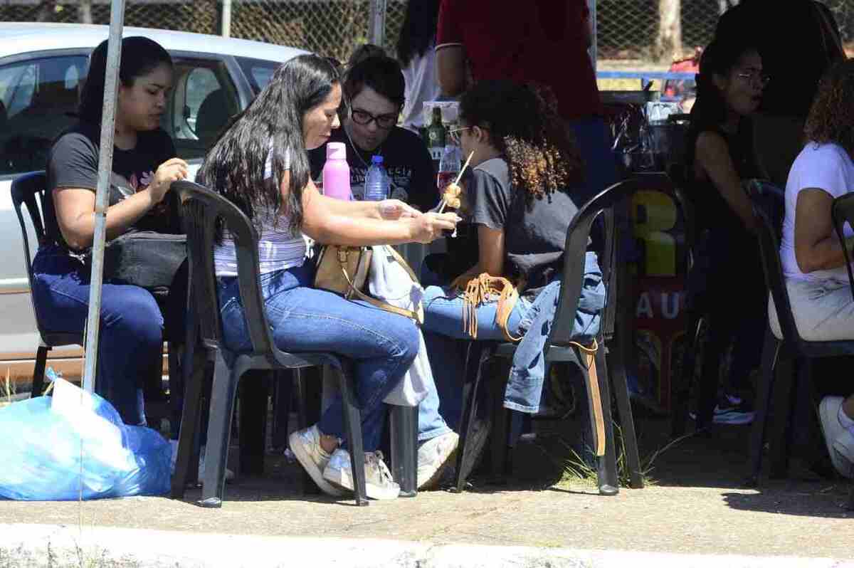 Candidatos do CNU almoçam nas barraquinhas ao lado do UniCeub após encerramento do 1º bloco da prova