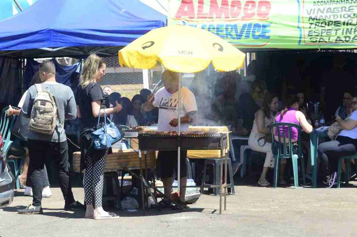 Candidatos do CNU almoçam nas barracas ao lado do UniCeub após o término do 1º bloco da prova