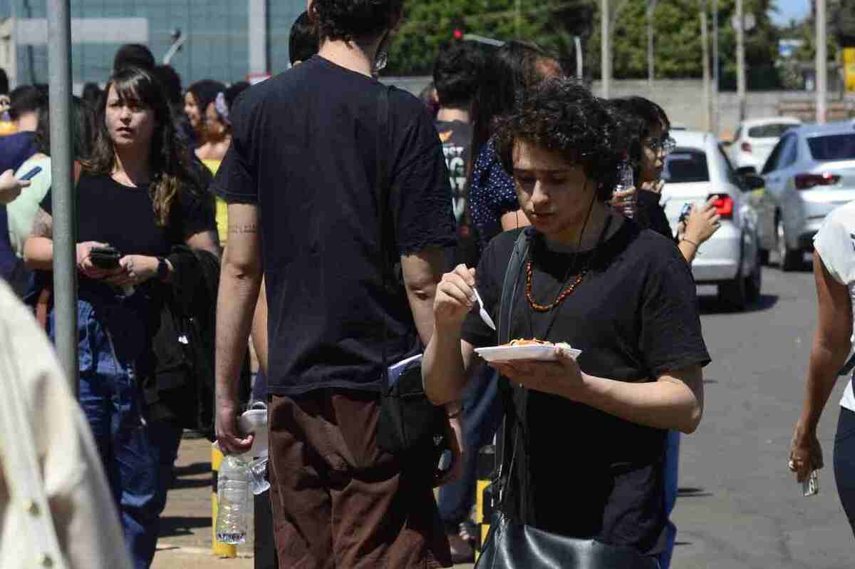 Candidatos do CNU almoçam nas barraquinhas ao lado do UniCeub após encerramento do 1º bloco da prova