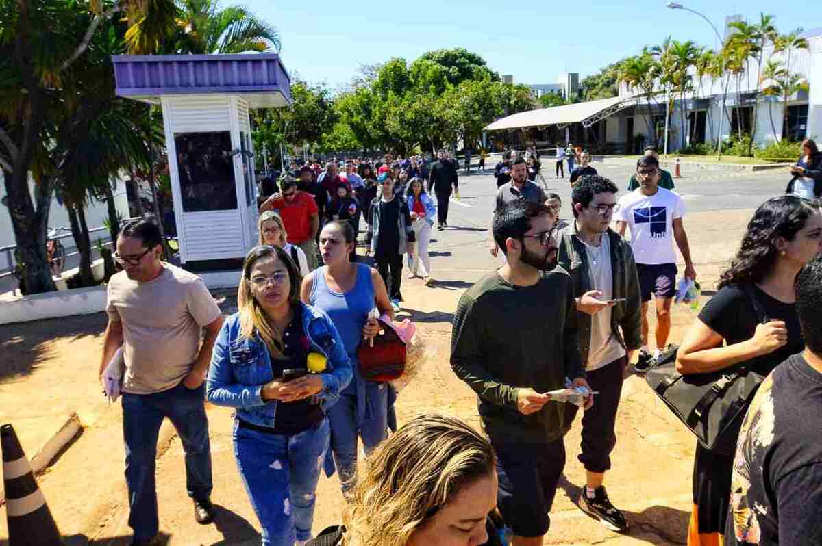 Saída dos candidatos do CNU para o almoço