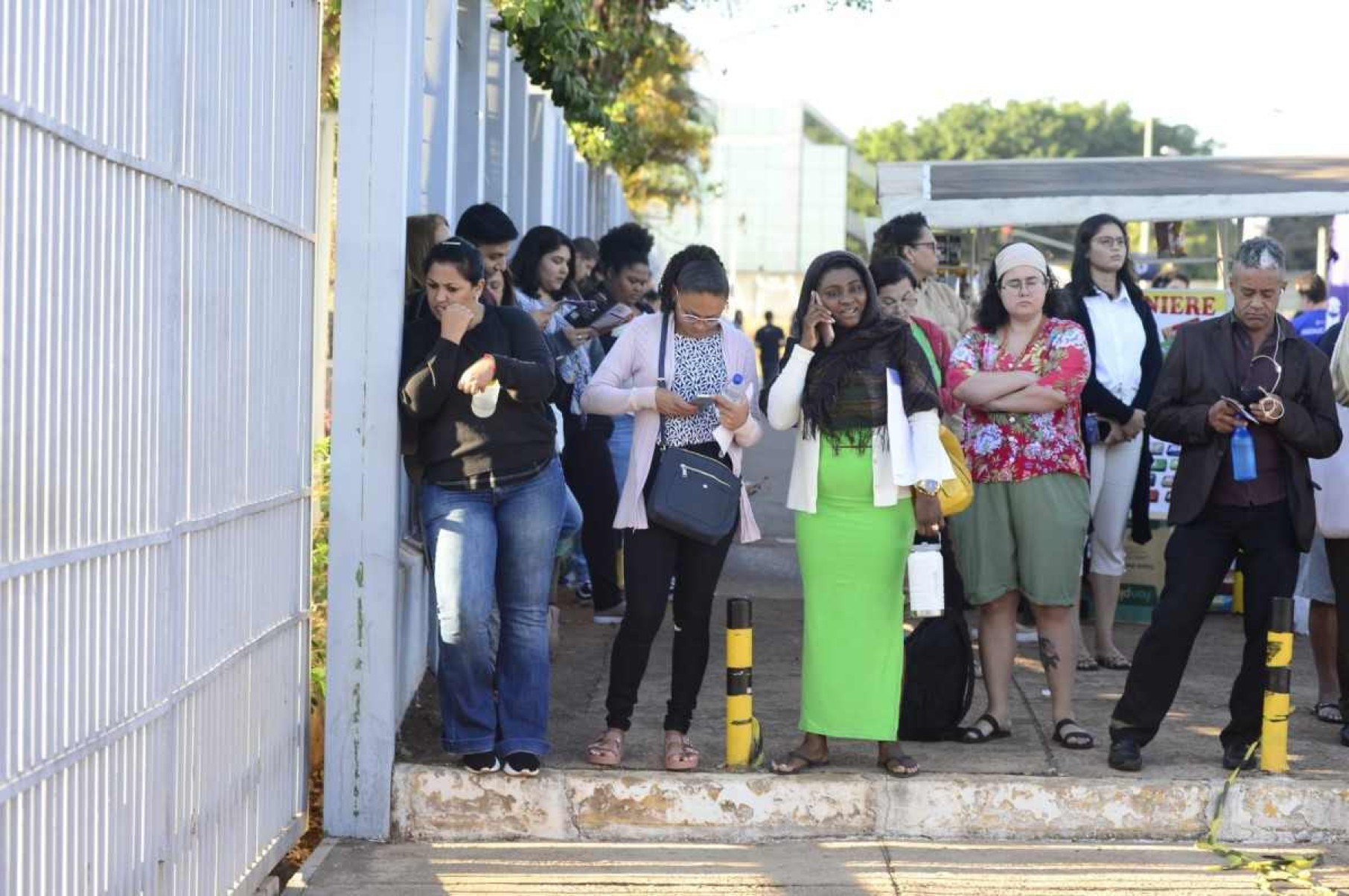 Estudantes chegam a um dos locais de prova do CNU em Brasília. Concurso Nacional Unificado, Uniceub, Asa Norte