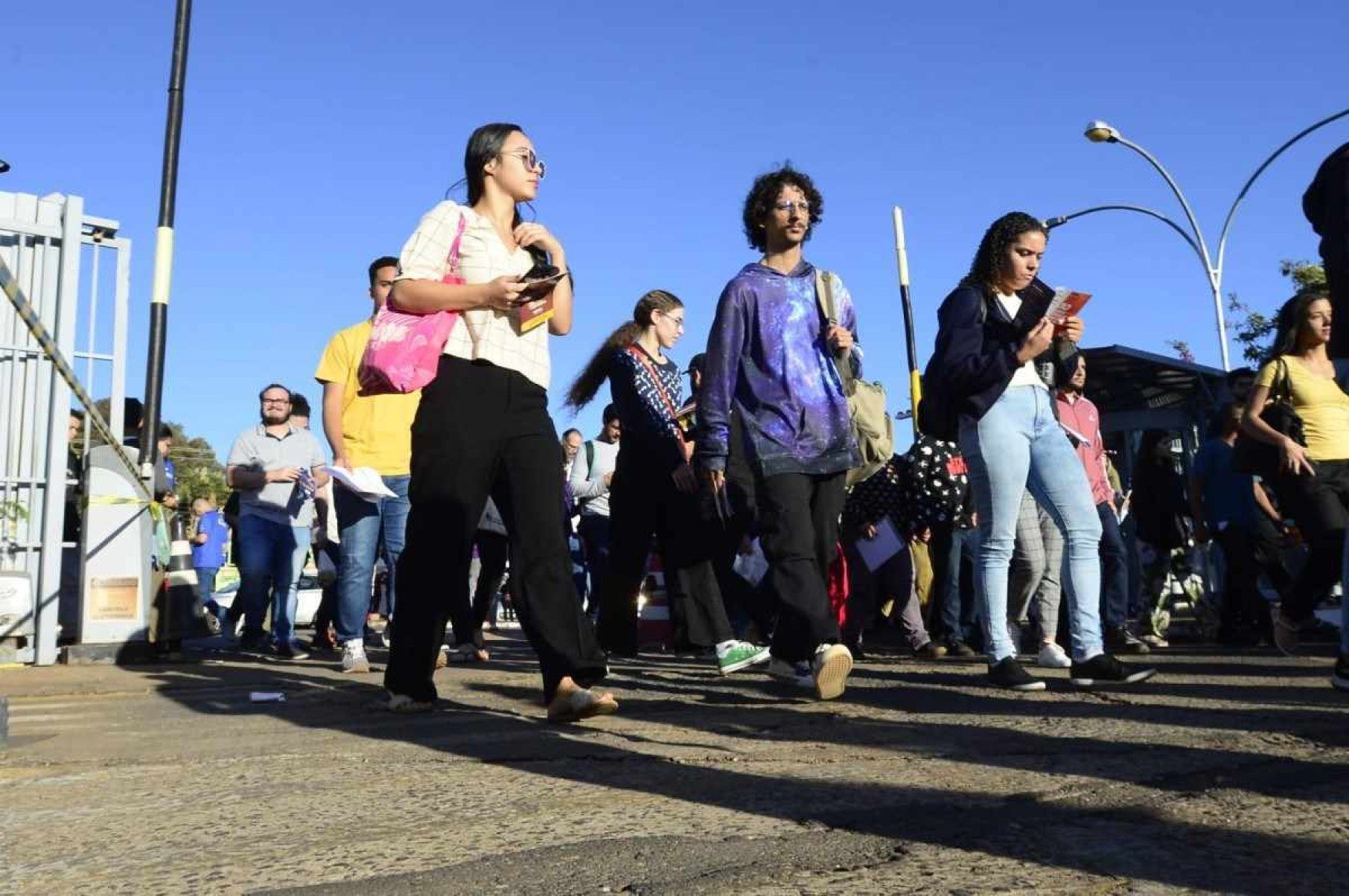 Estudantes chegam a um dos locais de prova do CNU em Brasília. Concurso Nacional Unificado, Uniceub, Asa Norte