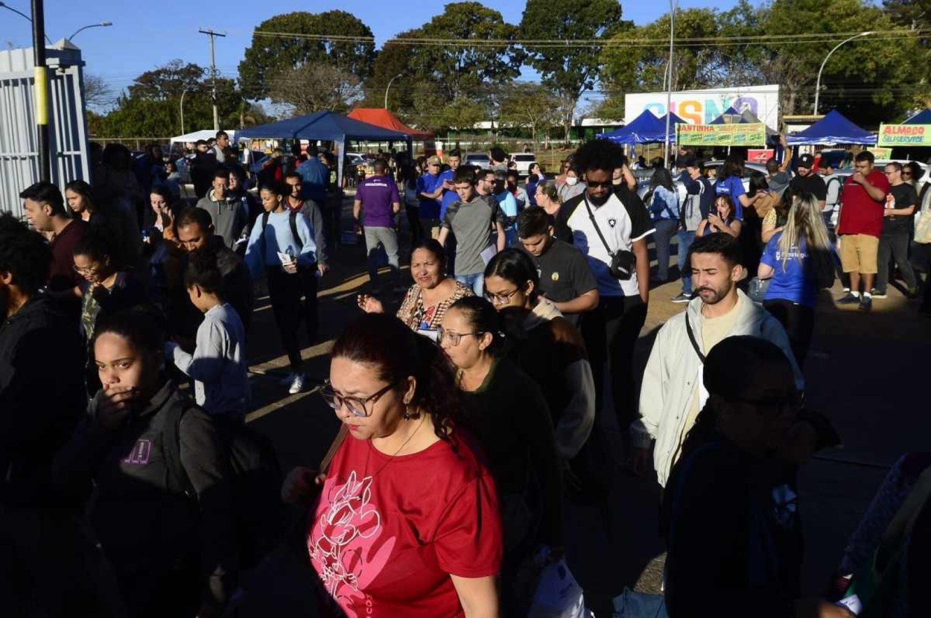 Estudantes chegam a um dos locais de prova do CNU em Brasília. Concurso Nacional Unificado, Uniceub, Asa Norte