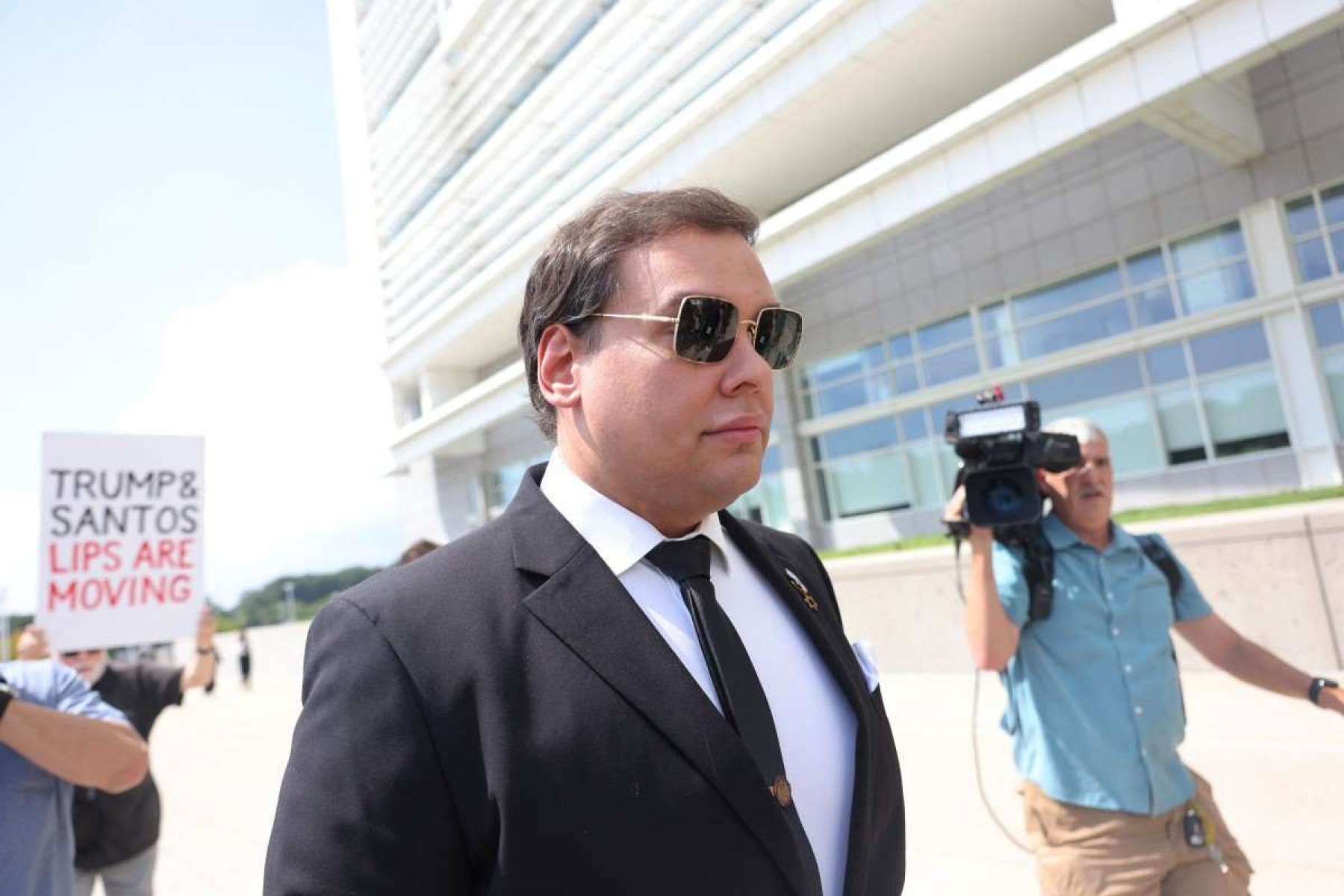 Filho de brasileiros, ex-deputado americano George Santos assume fraude