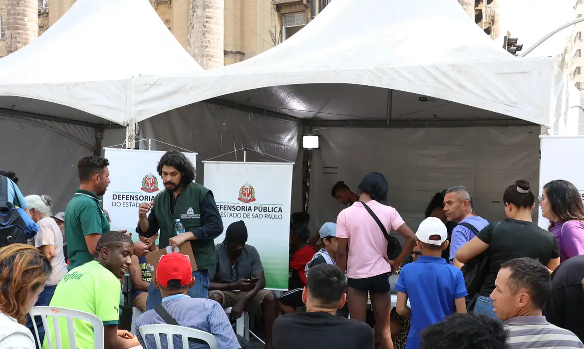 Defensores públicos fazem mutirão para atender população de rua