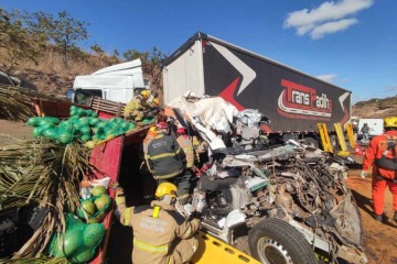 Sobe para seis o número de mortos em acidente com van em MG - Corpo de Bombeiros/divulga&ccedil;&atilde;o