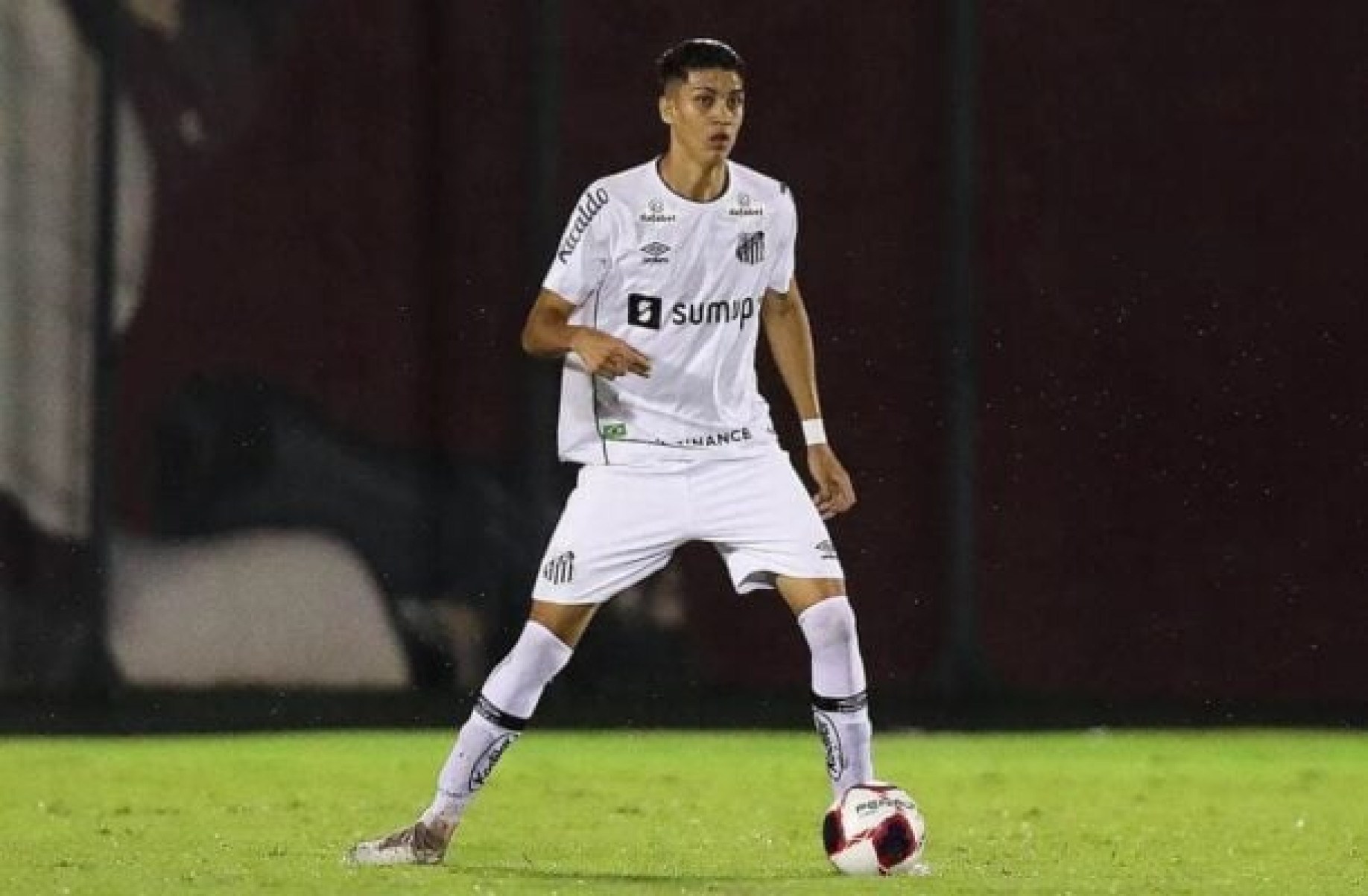 Jair entra na mira do Botafogo e pode deixar o Santos -  (crédito: Foto: Pedro Ernesto Guerra Azevedo/Santos FC)