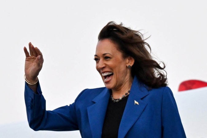  US Vice President and Democratic presidential candidate Kamala Harris waves as she steps off Air Force Two upon arrival at Chicago O'Hare International Airport in Chicago, Illinois, after a day of campaigning by bus in Pennsylvania, on August 18, 2024. (Photo by Robyn Beck / AFP)
       -  (crédito: Robyn Beck/AFP)