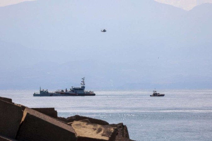 Doze passageiros e dez tripulantes estavam a bordo do iate, a maioria de nacionalidade britânica -  (crédito: Igor Petyx / ANSA / AFP)