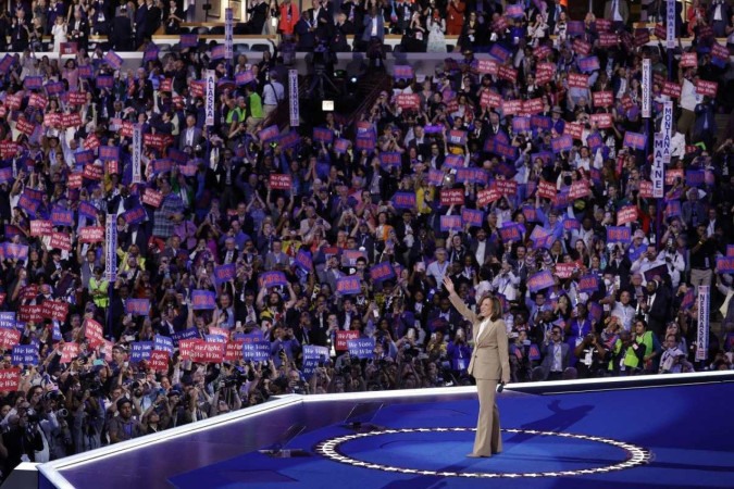 Kamala Harris acena para os democratas e eleitores, no palco do United Center, em Chicago: aparição surpreendente para inaugurar o evento  -  (crédito: Kamil Krzaczynski/AFP)