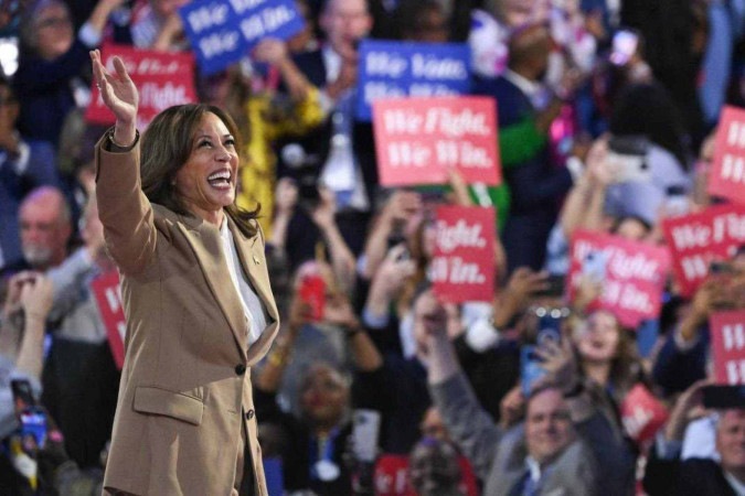 Kamala Harris hace una aparición sorpresa en el primer día de la Convención del Partido Demócrata