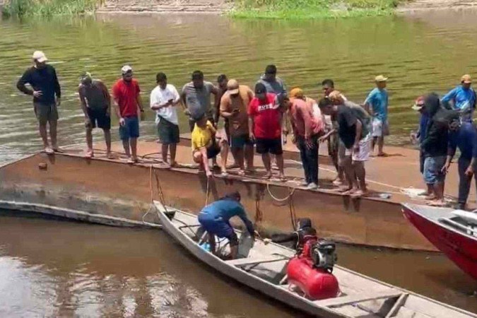 Ao menos três morreram em acidente entre draga e barco no interior do Amazonas -  (crédito: Reprodução / Portal Satere - Maués)