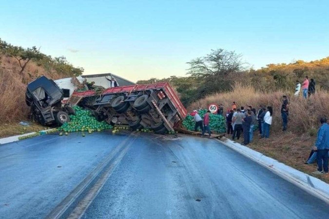 Acidente com van e dois caminhões aconteceu no trecho perigoso da Serra de Francisco Sá, na BR 251 -  (crédito: redes sociais/divulgação)