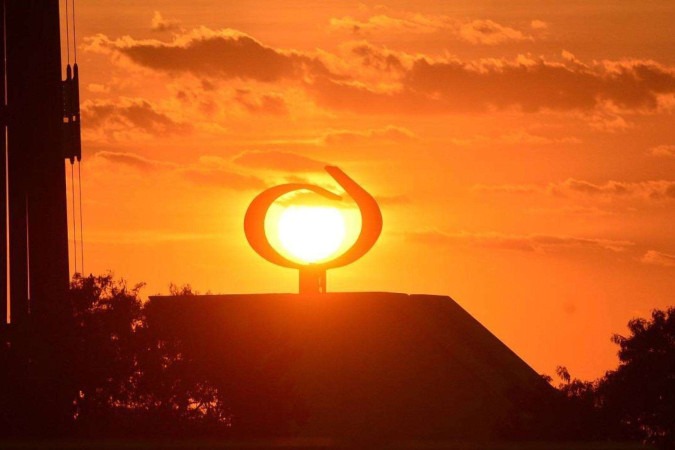 Bom dia, Brasília! 'Sextou' com calor e baixa umidade -  (crédito: Ed Alves/CB)