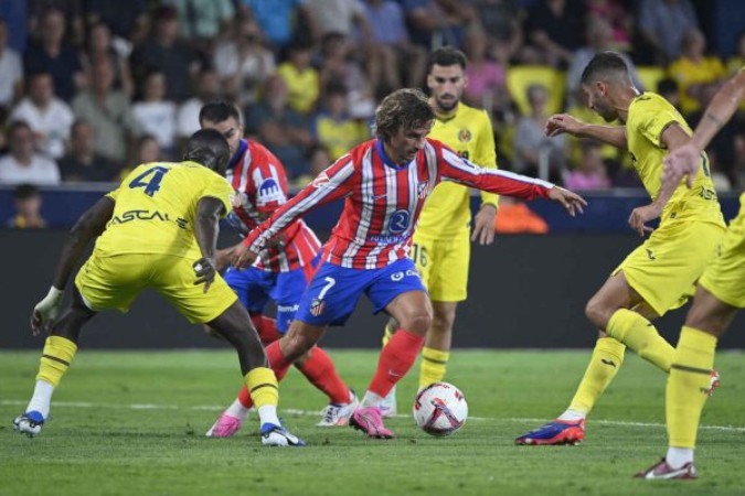 Jogadores de Atlético de Madrid e Villarreal em disputa de bola em La Liga 2024/25 -  (crédito: Foto: Jose Jordan/AFP via Getty Images)