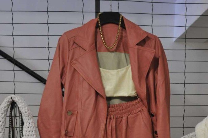 B ao Quadrado: 
Camiseta (R$ 39); Colar (R$ 33); Óculos (R$ 50); Calça (R$ 99)