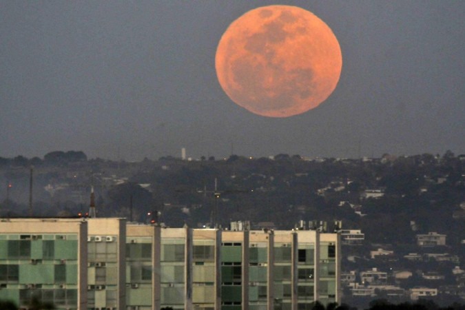 Superlua vista da Esplanada dos Ministérios, em Brasília. -  (crédito: Minervino Júnior/CB/D.A.Press)