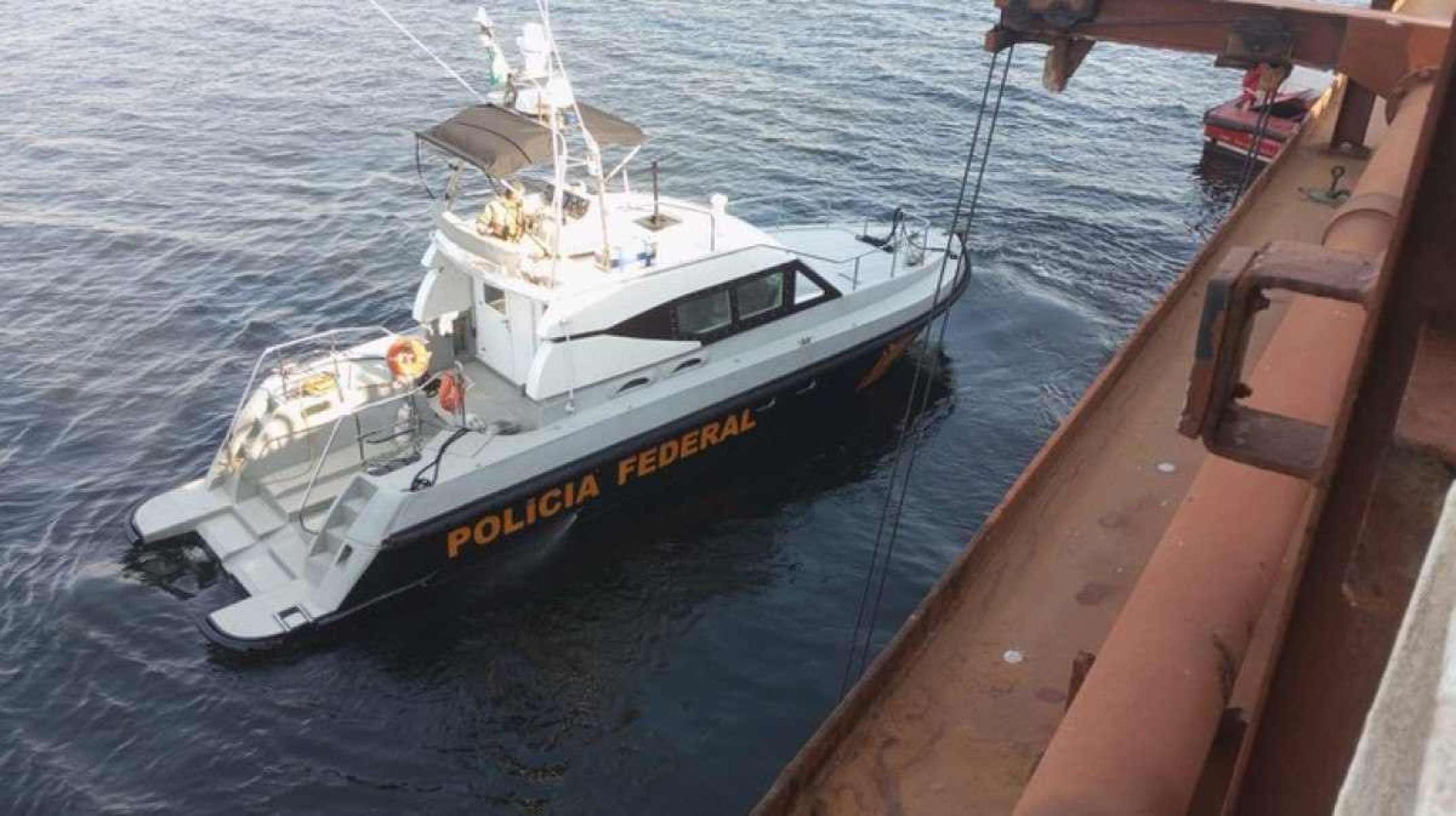 PF resgata imigrantes clandestinos em navio cargueiro