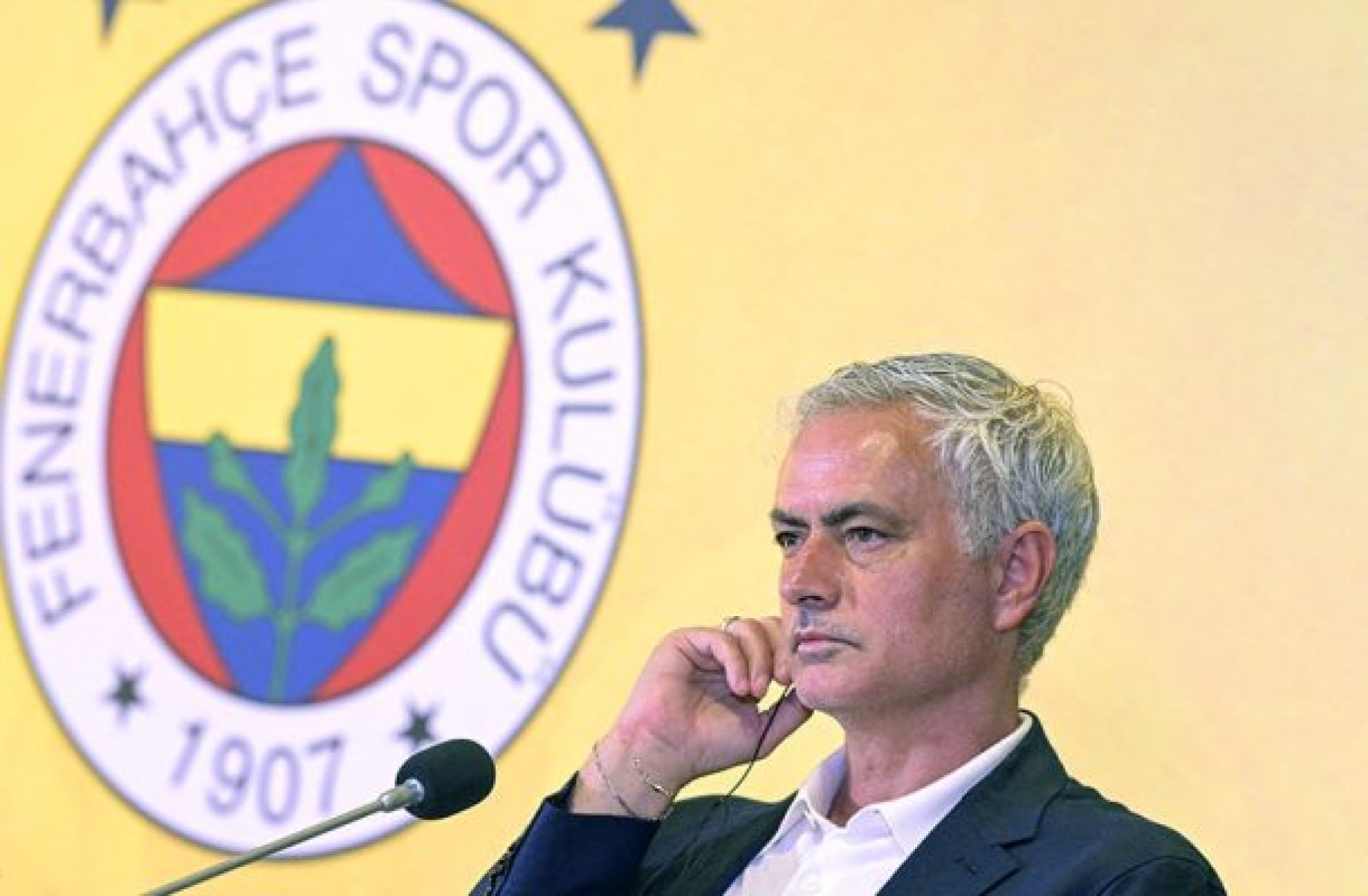 Mourinho em sua estreia no comando do Fenerbahçe em duelo com o Lugano pela fase classificatória da Liga dos Campeões -  (crédito: Foto: Yagiz Gurtug/Middle East Images/AFP via Getty Images)