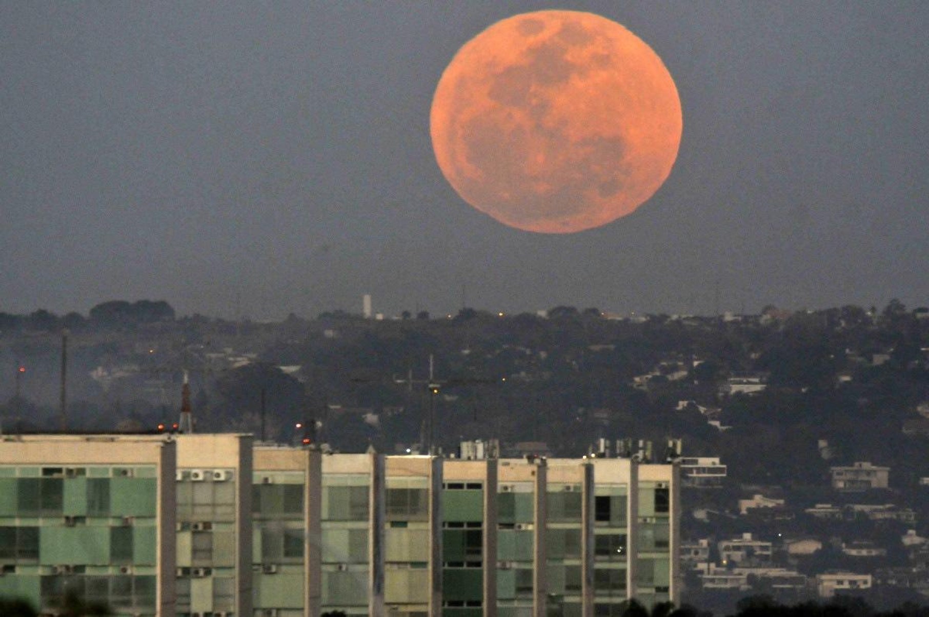 Superlua encanta brasilienses; veja imagens