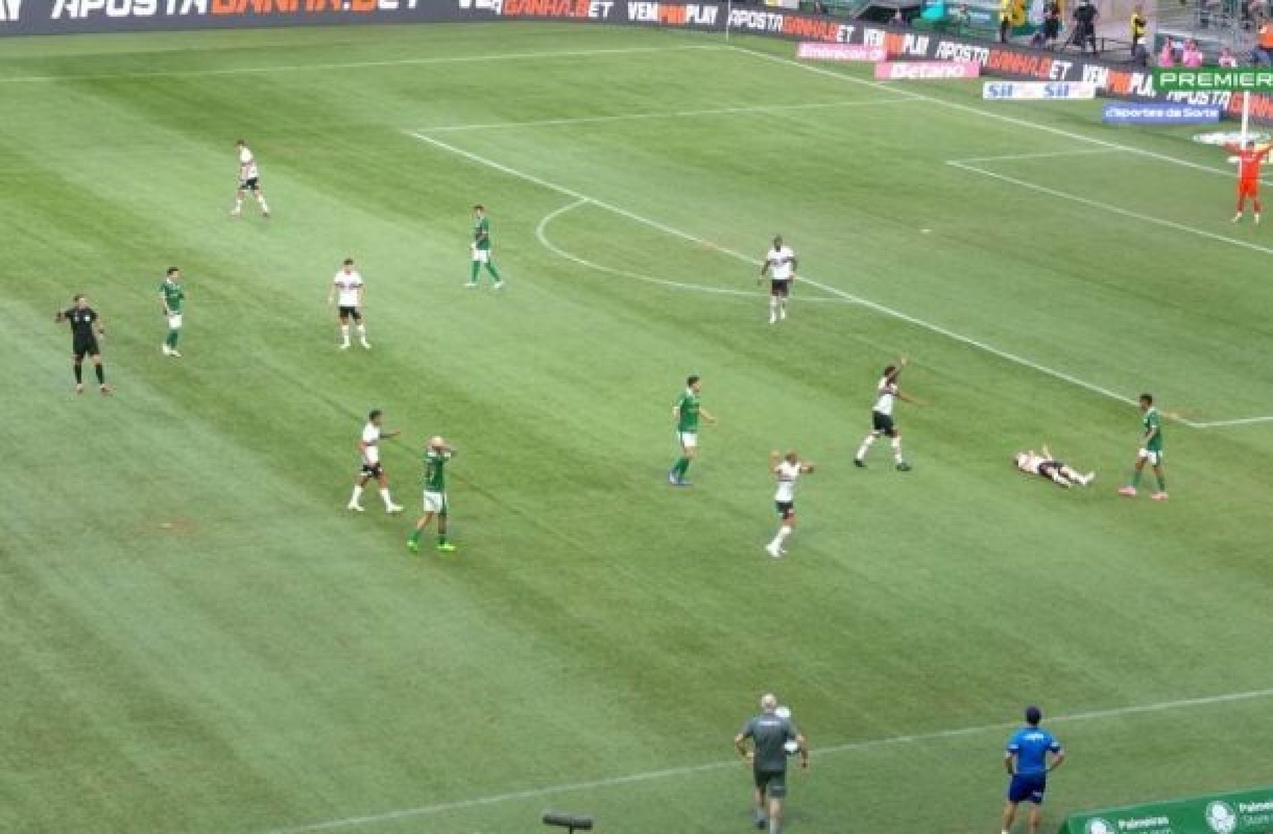 Patryck precisou ser substituído no clássico entre Palmeiras x São Paulo -  (crédito: Foto: Reprodução / Premiere)