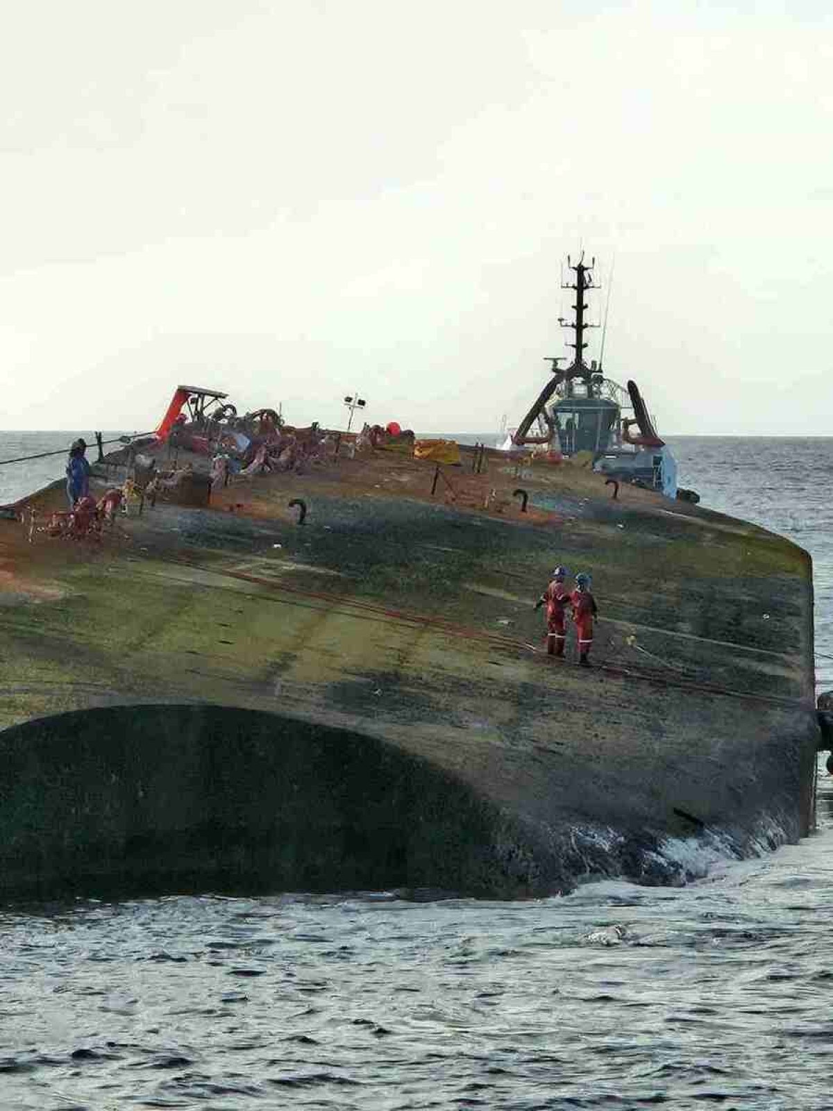 Trinidad e Tobago reflutuam misterioso navio que causou vazamento de óleo