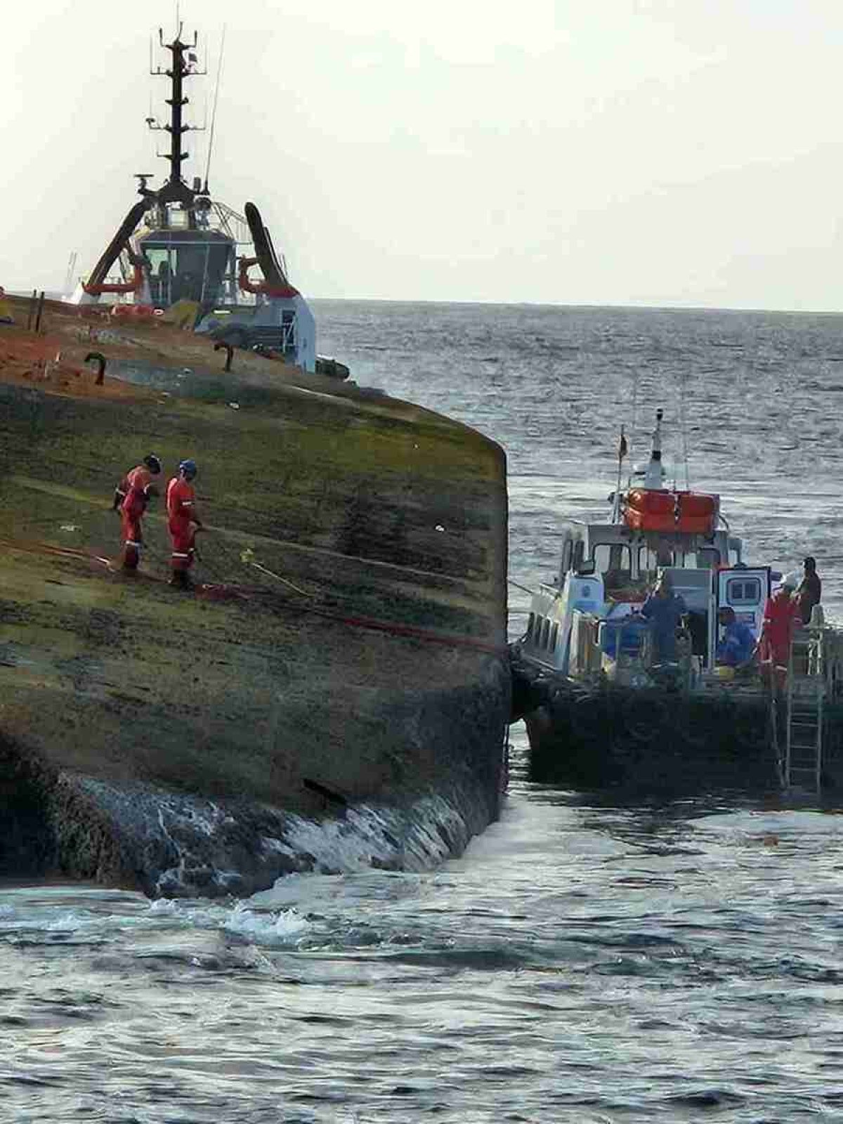 Trinidad e Tobago reflui navio misterioso que causou derramamento de óleo      