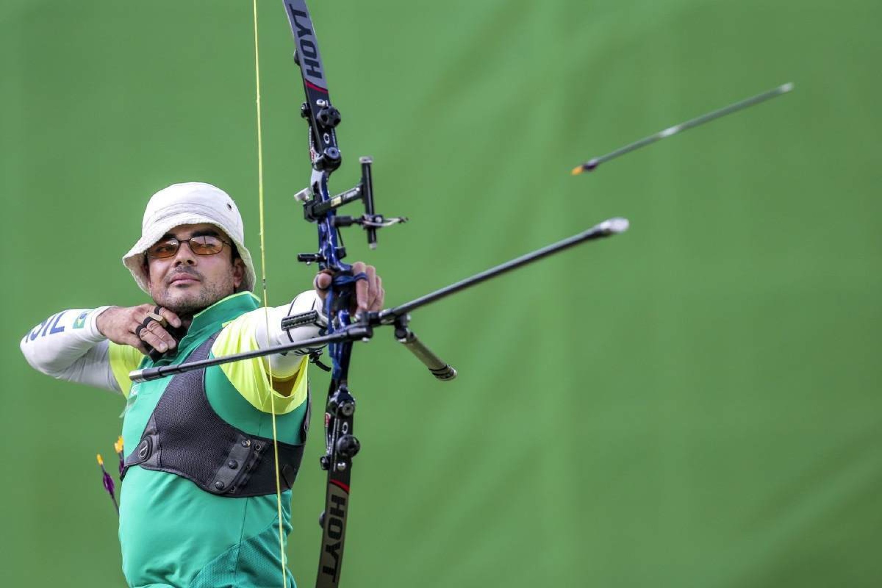 Luciano Rezende mira pela primeira medalha do Brasil no tiro com arco