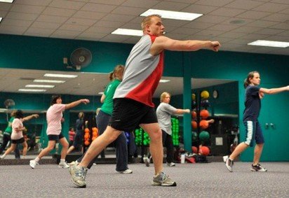 Dica número 2: Exercícios físicos - As atividades físicas adequadas podem previnir as dores. Além de auxiliar na postura, eles podem fortalecer a musculatura e colaborar com a manutenção do peso, algo fundamental para aliviar a pressão na coluna.  -  (crédito:  janeb13 pixabay)