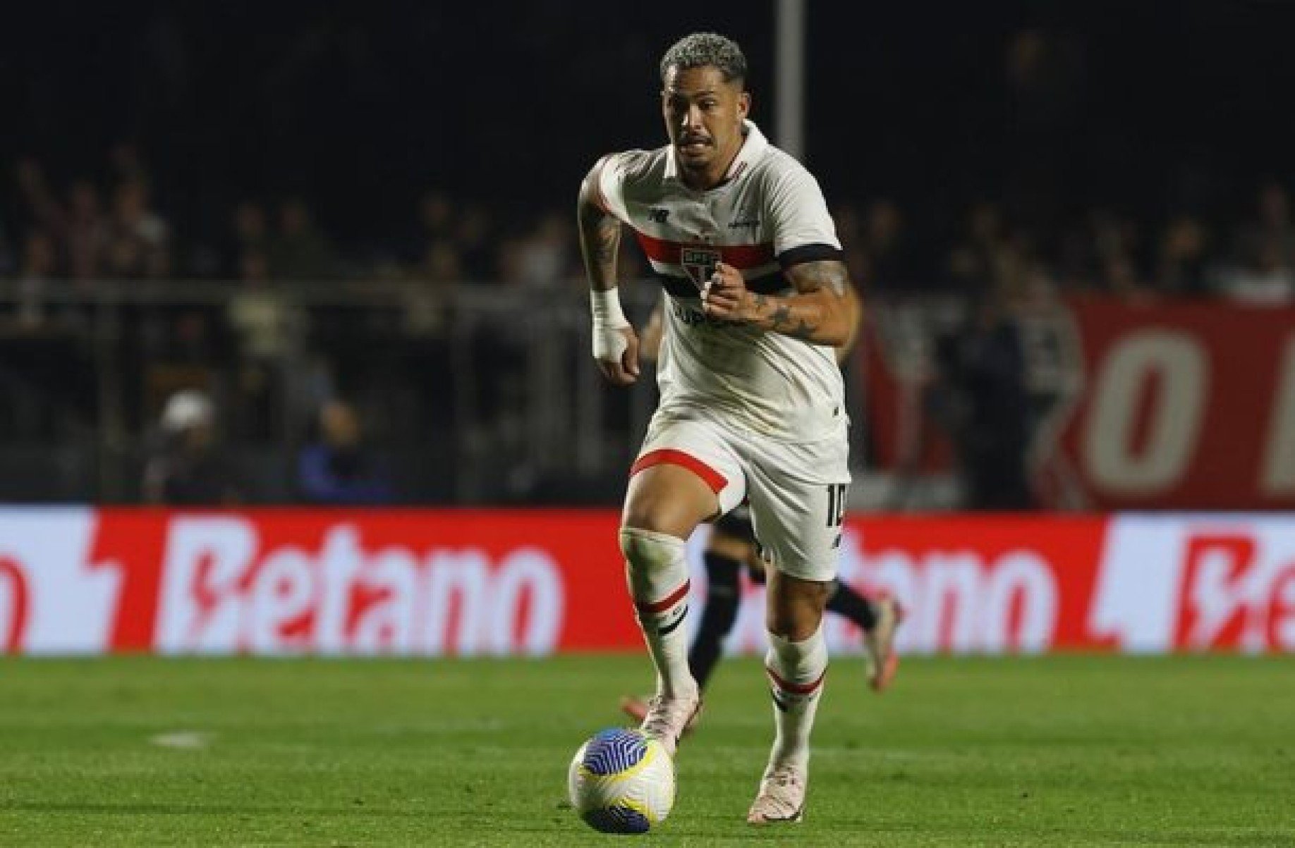 Luciano marca gols na mesma frequência que toma cartões -  (crédito: Foto: Rubens Chiri e Paulo Pinto/Saopaulofc.net)