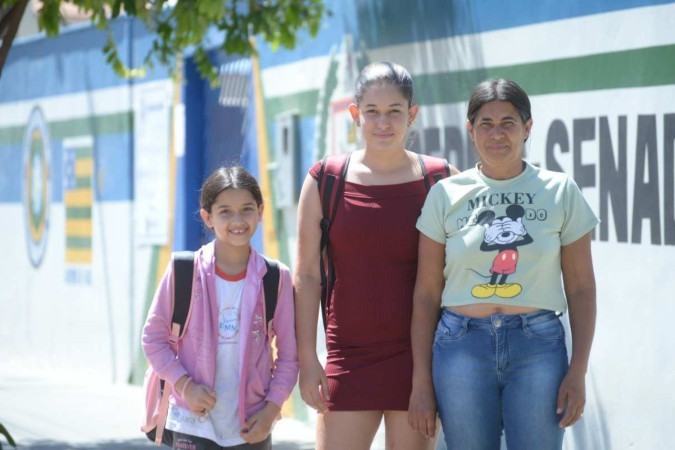 Sebastiana de Oliveira reclama do transporte escolar para as filhas, Ana Rosa, 14, e Laura Cristine, 6 -  (crédito: Ed Alves/CB/D.A Press)