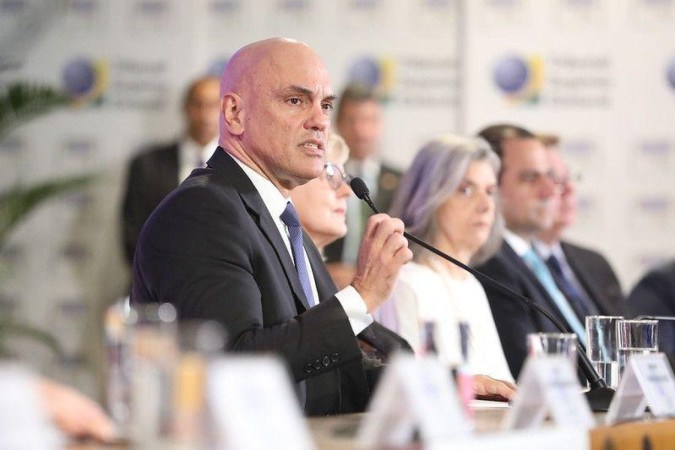 Moraes votando em 2022; a atual presidente do TSE, a ministra Cármen Lúcia, defendeu o colega por sua atuação na eleição geral -  (crédito: Antonio Augusto/Secom/TSE)