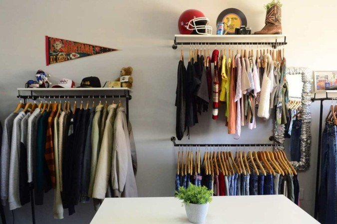 A seleção de peças que compõem o acervo do To Face passa por todo um cuidado de higienização e reparos necessários