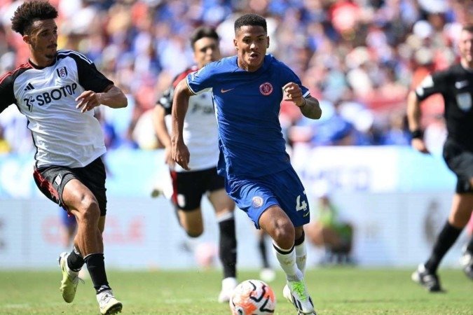 Elenco inchado do Chelsea pode acarretar em nova saída de Ângelo Gabriel