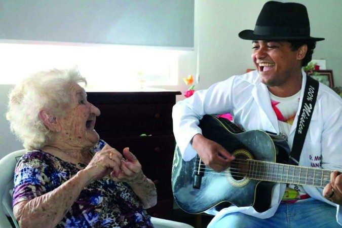 Dona Miriam e Alan Cruz em atendimento personalizado de MusicoTerapia  -  (crédito: Divulgação/ Remédio Musical )