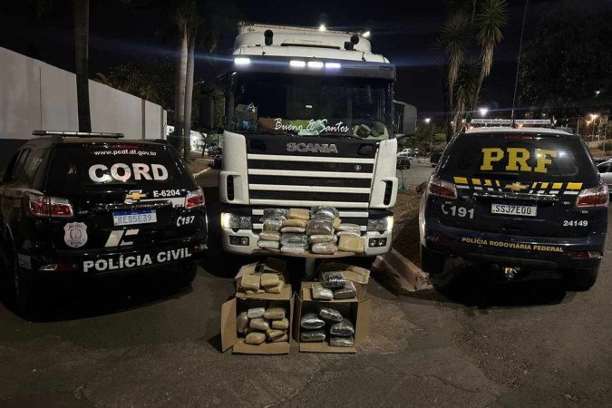 Policia Civil e PRF aprenderam 120kg de drogas na BR-060 -  (crédito: Reprodução/PRF)