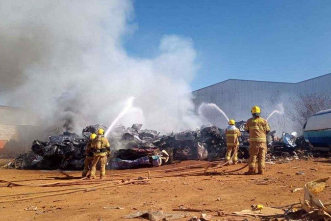 Bombeiros apagam o fogo que acendeu em material de reciclagens no Setor de Indústrias, em Ceilândia -  (crédito: Ed Alves/CB/D.A Press)