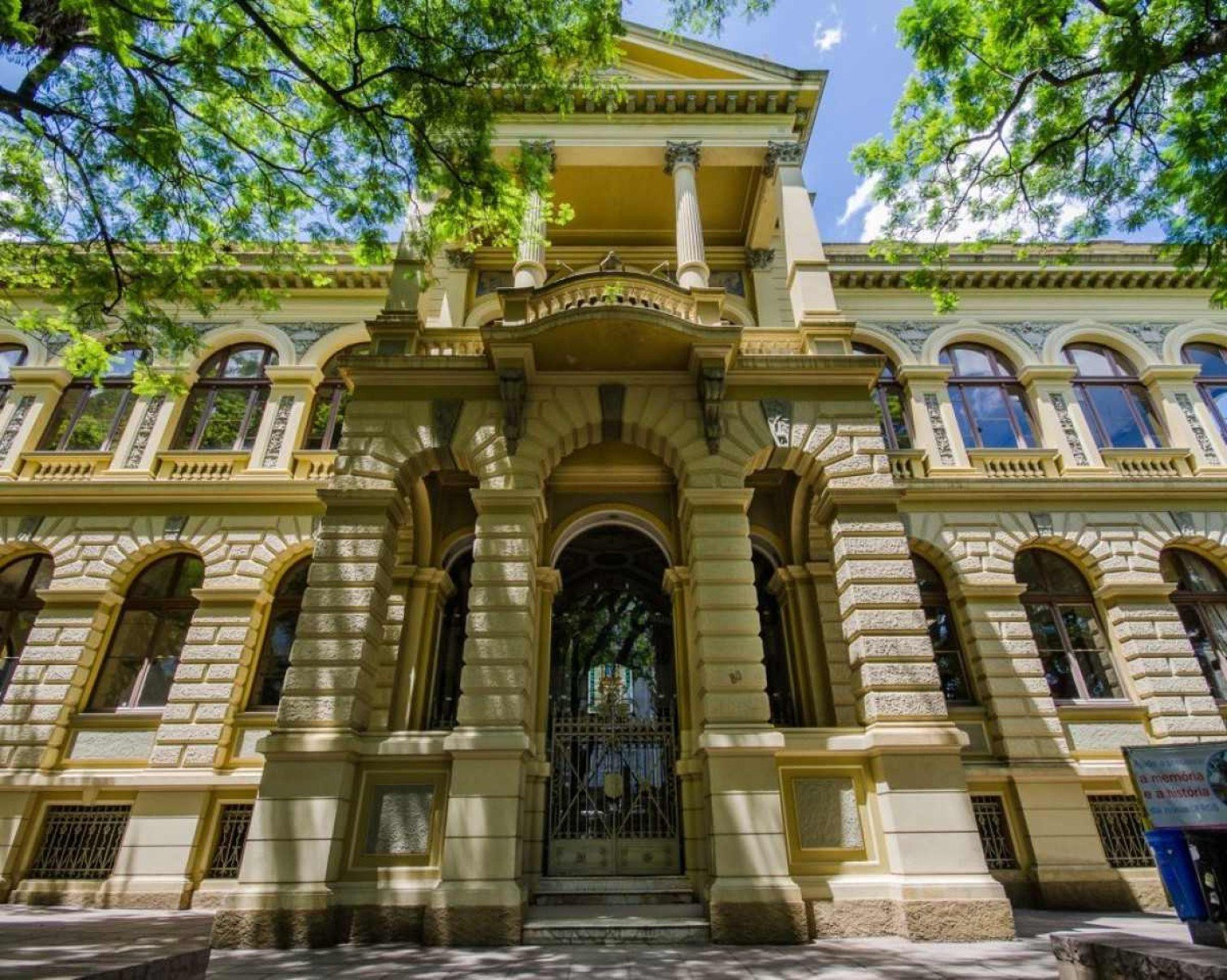 Após atraso no envio de verbas, universidades fecham as portas