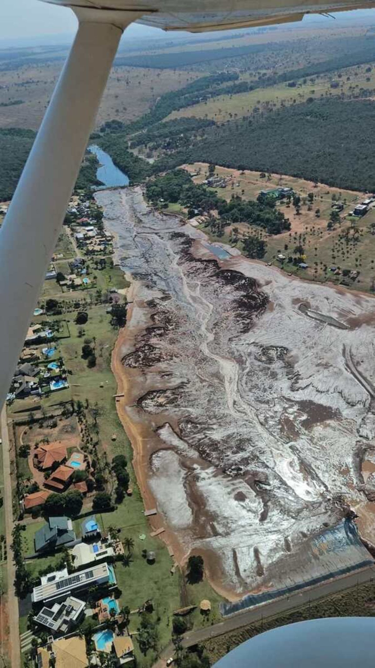 Trecho de rodovia atingida por rompimento de barragem desaba em MS