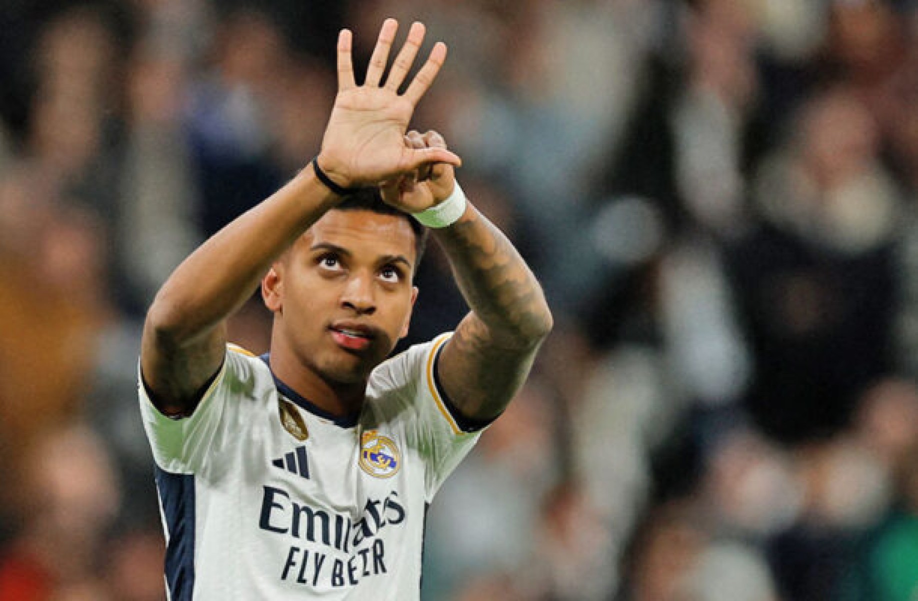  Real Madrid's Brazilian forward #11 Rodrygo celebrates after scoring his team's second goal during the Spanish league football match between Real Madrid CF and Granada FC at the Santiago Bernabeu stadium in Madrid on December 1, 2023. (Photo by OSCAR DEL POZO / AFP) (Photo by OSCAR DEL POZO/AFP via Getty Images)
     -  (crédito:  AFP via Getty Images)