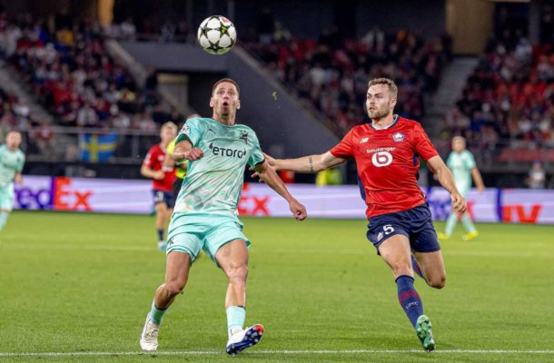 Jogadores de Lille e Sparta Praha em disputa de bola no playoff da Champions  -  (crédito: Foto: Divulgação / Slavia Praha)