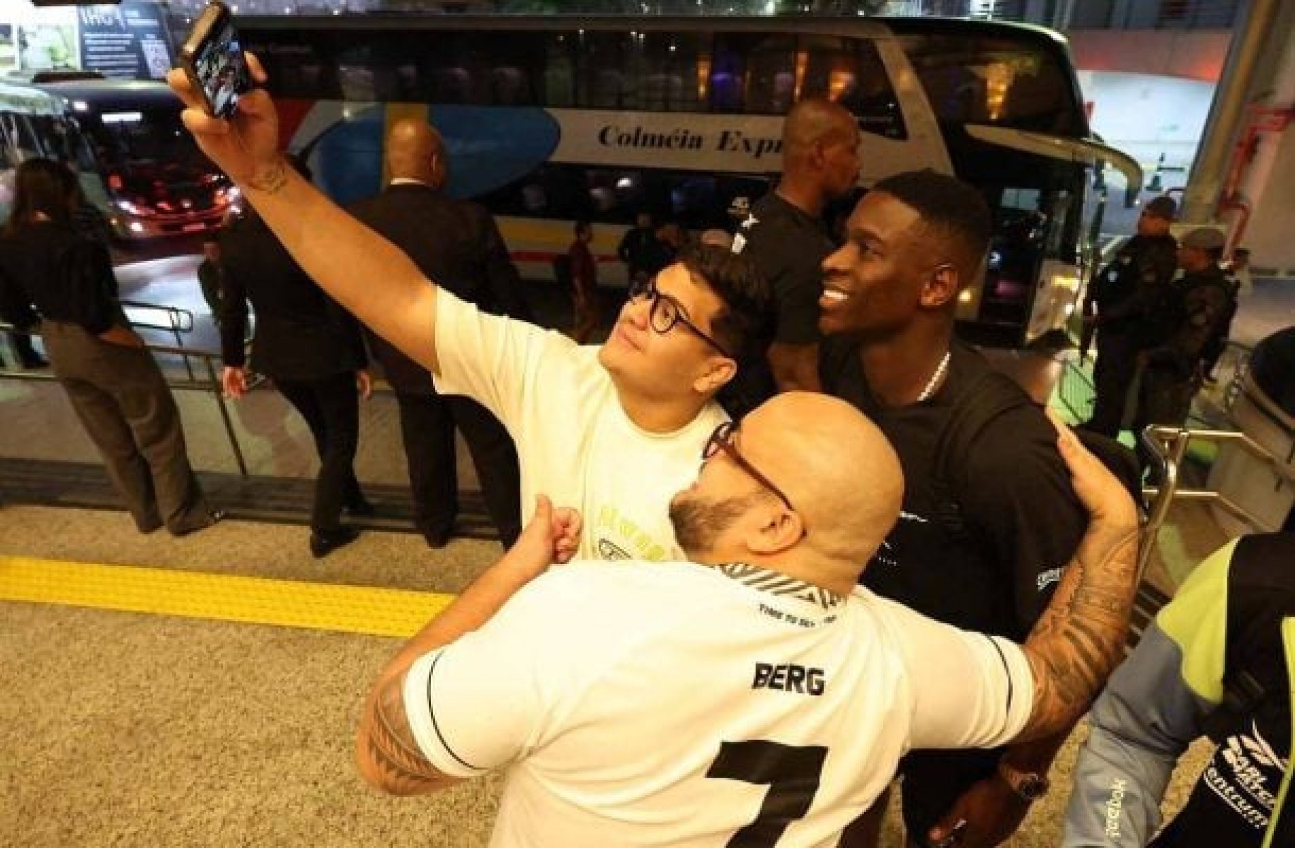 Torcedores tietam Luiz Henrique na chegada do Botafogo em solo paulista -  (crédito:  - Foto: Vítor Silva/ BFR)