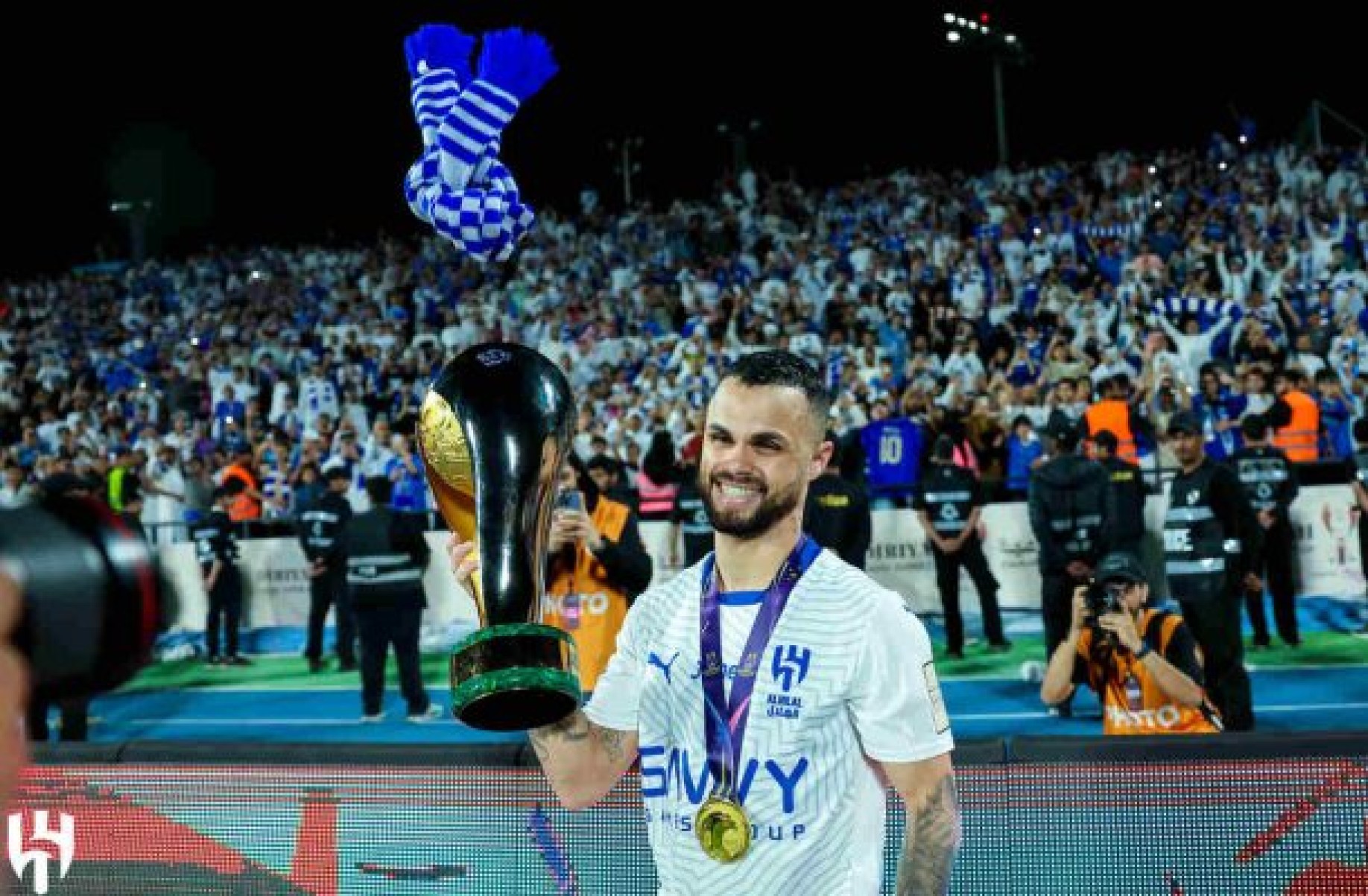 Michael com a taça da Supercopa Saudita - Foto: Divulgação / Al Hilal -  (crédito: Foto: Divulgação/Al-Hilal)