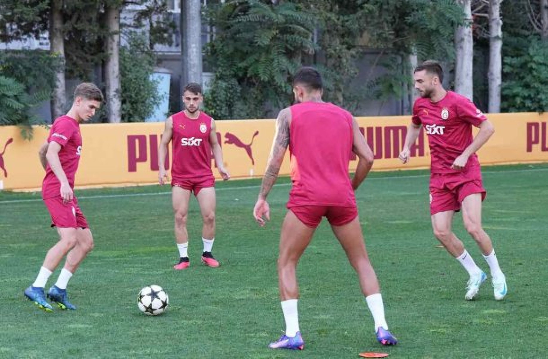 Jogadores do Galatasary durante treinamento da equipe -  (crédito: Foto: Divulgação)