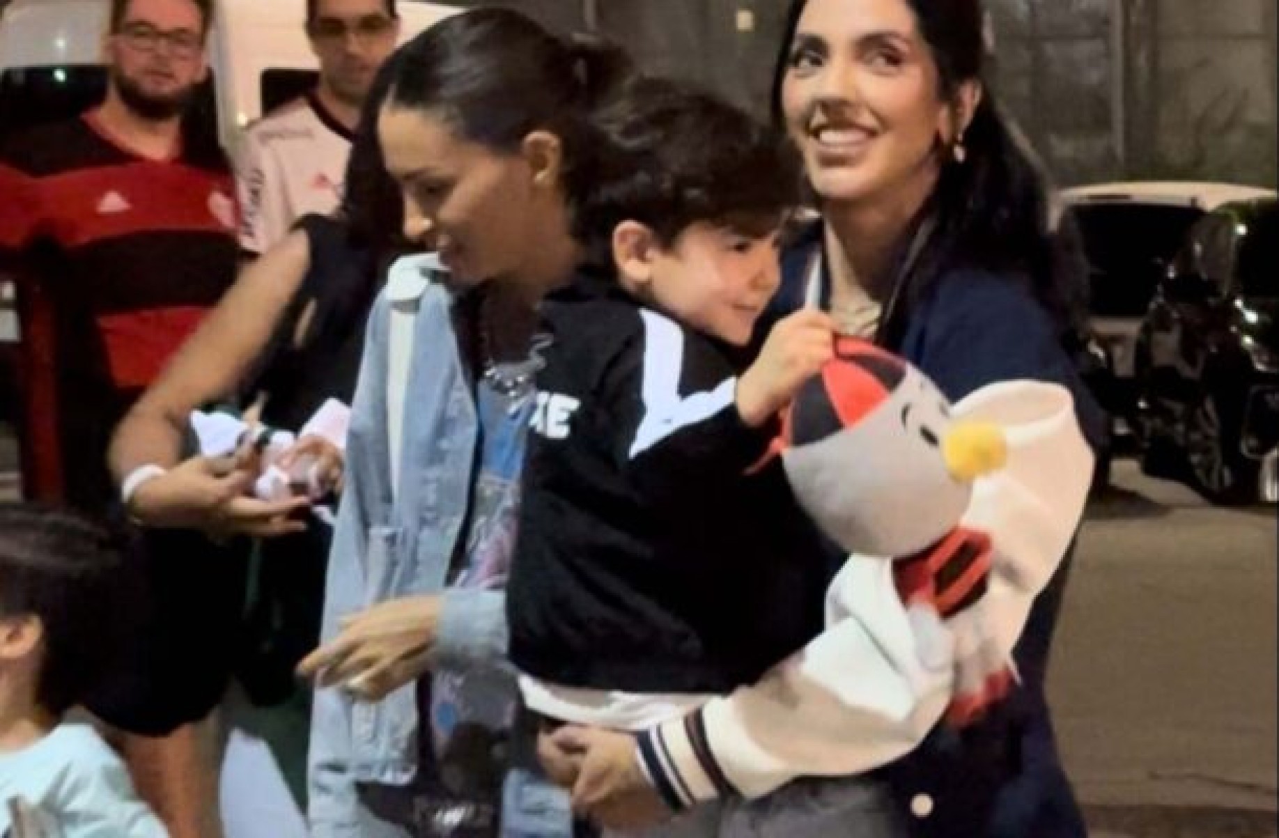 Marilia Nery com 'Totói': filho de Éverton Ribeiro se tornou um mascote da torcida do Flamengo -  (crédito: Foto: Lucas Bayer/Jogada10)