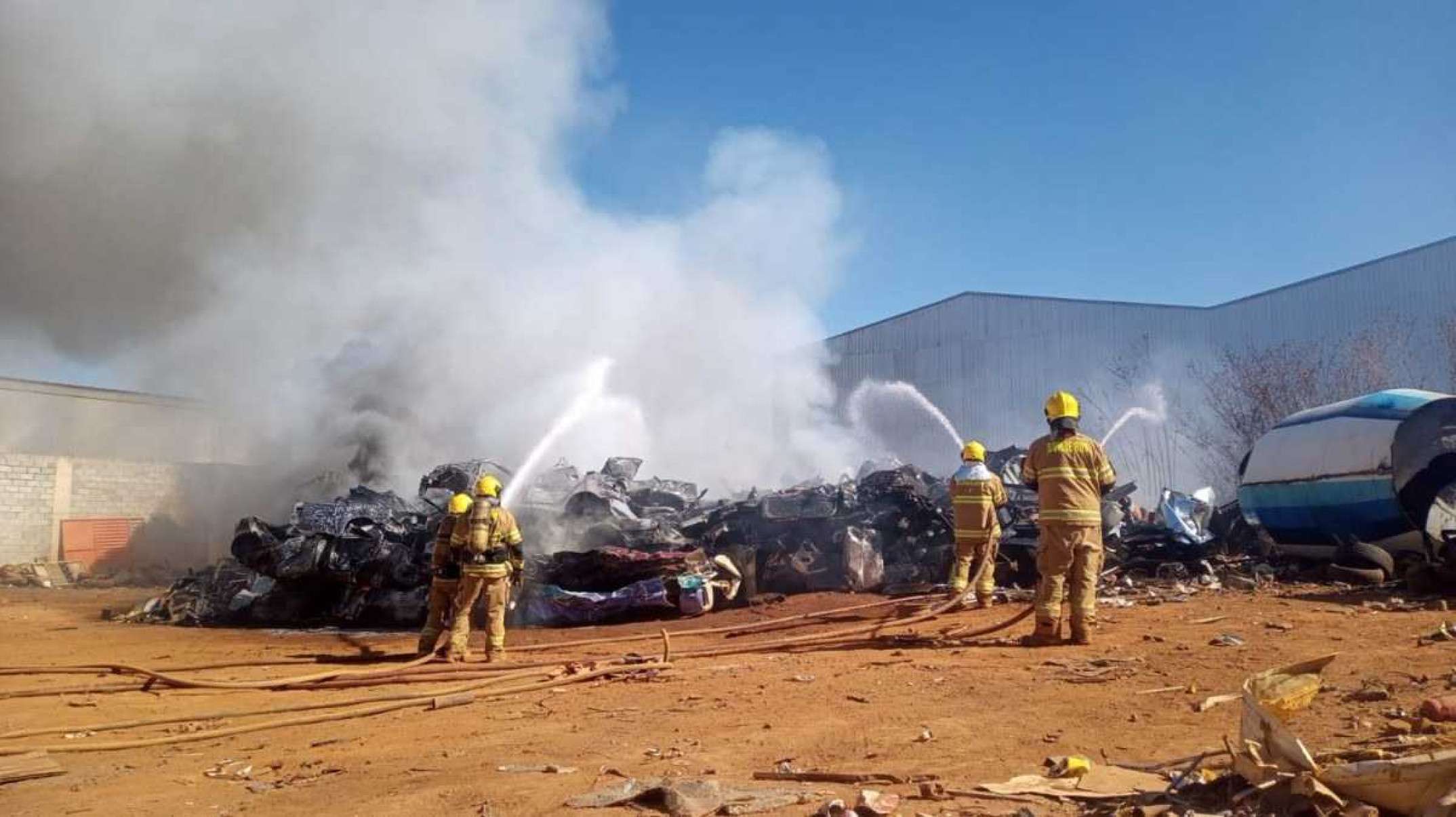 Bombeiros apagam o fogo que acendeu em material de reciclagens no Setor de Indústrias, em Ceilândia