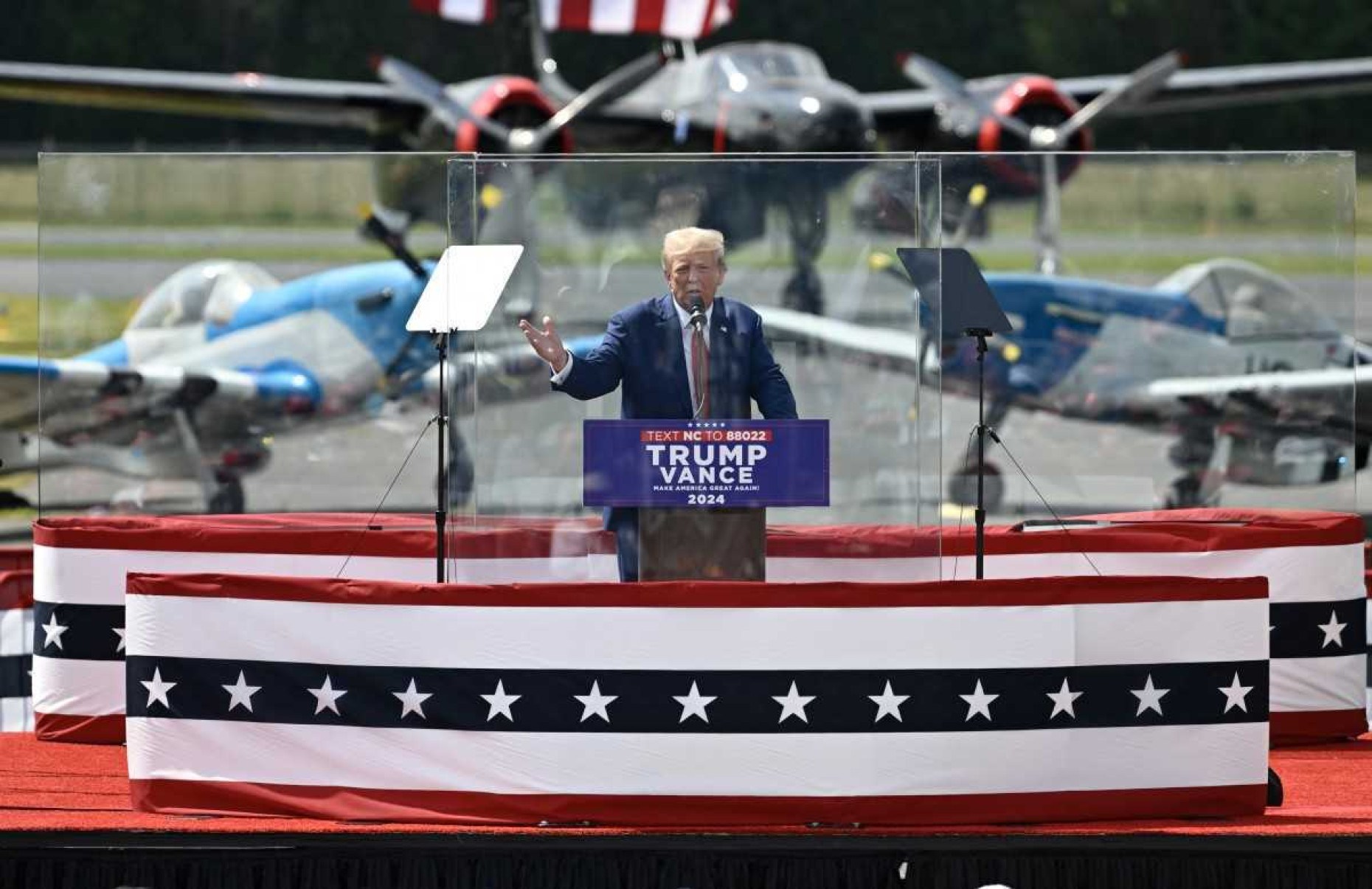 Donald Trump fala atrás de um vidro blindado em Asheboro (Carolina do Norte): preocupações com a segurança após o ataque de 13 de julho 