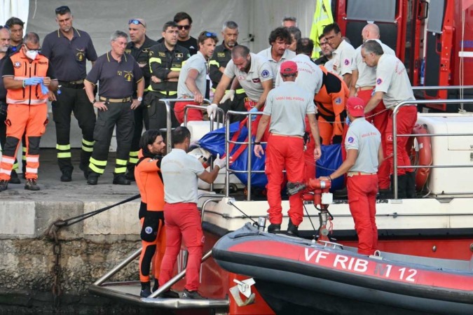 Oscorpos foram encontrados dentro da embarcação e precisaram ser resgatados por mergulhadores, já que o iate está a quase 50 metros de profundidade -  (crédito: Alberto PIZZOLI / AFP)