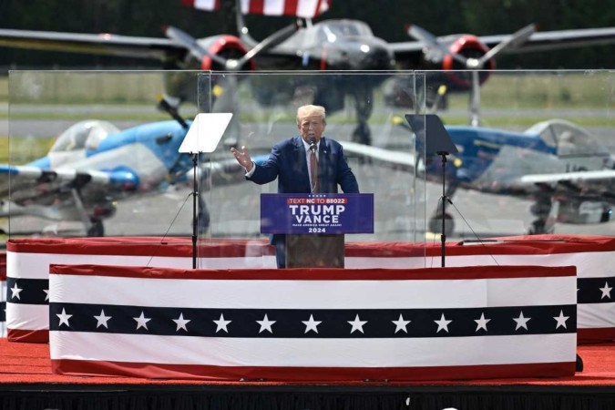 Donald Trump fala atrás de um vidro blindado em Asheboro (Carolina do Norte): preocupações com a segurança após o ataque de 13 de julho 